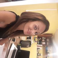 Maison moderne avec ouverture sur la terrasse extérieur et piscine miroir Déco chic et épurée.