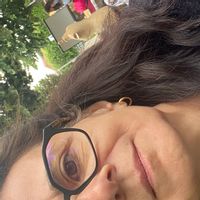 Chambre en hospitalité (lit double, douche, parking), proximité Versailles, Paris. Tram à la porte pour Paris ou Versailles.