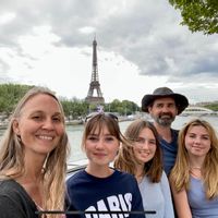 Hyggeligt bindingsværkhus ved skov og strand.