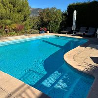 Spacieuse maison de plein pied avec jardin piscine et vue imprenable dans village Côte d'Azur