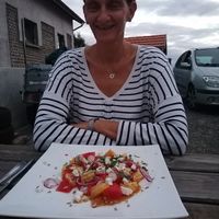 Ma maison est située dans un petit village au cœur des vignobles du vic bilh entre mer et montagne.