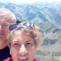 Maison contemporaine à la campagne sur terrain arboré et fleuri proche mer.