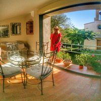 Cet ancien presbytère du 12e siecle où il fait bon vivre dans une ruelle calme, fleurie sans voiture