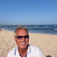 Grande maison avec piscine au bord de la mer