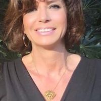 La maison se trouve au coeur de Puces de Paris -St-Ouen, plus grand marché d'antiquité du monde.