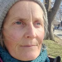 La maison de Patricia: Construite en ballot de paille en 2008, confortable, spacieuse, fraiche en été chaleureuse en hiver avec foyer de masse. Entourée d'un terrain arboré en évolution, grande intimité. 5 min à pied de rivière Massawippi pour se baigner ou partir en kayak, piste cyclable et sentiers de marche en été, sky de fond et raquette en hiver. 6 min en voiture du village de North Hatley avec le magnifique lac Massawippi.