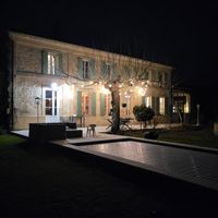 Maison de charme  au calme avec grande terrasse et piscine chauffée en été.