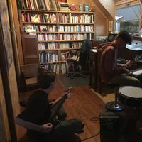 Maison écologique en bois ( auto construction) dans un cadre de verdure charmant en Bretagne.