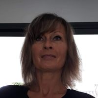 L appartement d' Elisabeth est situé proche de la mer et avec vues mer, dans un parc très arboré.