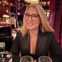 La maison de Estelle Cette maison allie le confort d'une maison moderne avec tous les équipements récents et la climatisation avec le charme des pierres d'Uzès. C'est un cocon où l'on vient régulièrement se ressourcer. L'endroit est très calme et c'est très agréable de profiter des repas sur la terrasse ainsi que de la piscine qui est au sel. Nous sommes à 20 min d'Uzès et à 45 min d'Avignon. Les 1eres plages sont à une heure de route tout comme le mont Ventoux. Le voisinage est adorable, très prévenant sans jamais être intrusif. Le village est dynamique avec un restaurant bistronomique (à 5 min à pied) qui accueille l'été des groupes de musique et sert une cuisine de pays simple mais délicieuse. Un salon de thé/brocante tenu par une dame adorable nous enchante avec des expositions régulières (peinture, sculptures, écrivains, photographes) et des diners en terrasse à l'ombre des pins for