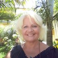 Mon appartement est situé à 50 m d'un arrêt de bus qui dessert toute l'ile de La Réunion . Parfait pour découvrir le sud sauvage , le volcan , la route des laves . .Dans une résidence de 12 appartements , en RC , facile d'accès , mon appartement a une vue magnifique sur l'océan , au calme , dans un parc privé , parking sécurisé , dominant Grande Anse (la plus belle plage ) il a une grande terrasse pour y manger . La piscine est sécurisée .