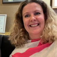 Double bedroom, with desk, fibre optic + own bathroom. Village between Guildford & London. Parking