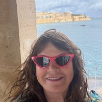 Spacious upper bedroom with queen bed and fireplace for extra heat in winter months. Access to kitchen and washer and dryer in basement. Parking in driveway or in the street.