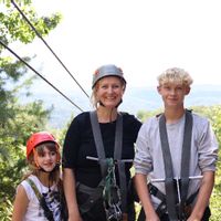 Smokey Mountains! New Lux Lodge with Stunning Views, Hot Tub, Grill, 3 miles to Dollywood!