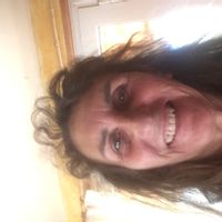 Maison avec peu de voisinage dans un cadre environnemental verdoyant au dessus d'une rivière.