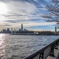 Beautiful condo near shops & restaurants - just 15 min from NYC!