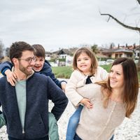 Maison dans la forêt entre lac et montagnes