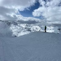 2 Bedroom home is nestled along the beautiful Gorge waterfront