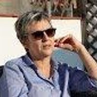 Petite longère à la campagne, en bord de foret, havre de paix, arboré et fleuri.