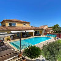 Grande maison avec piscine, au cœur de la garrigue, pour un séjour au calme entre mer et nature.