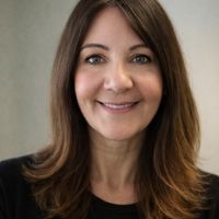 2 Bedroom Downtown Apartment with Private Backyard