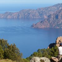 Maison traditionnelle avec jardin.
