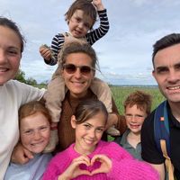 Vous recherchez une grande maison dans le calme de la campagne et la proximité d'une ville dynamique du Sud Ouest ? Venez vivre un séjour particulièrement agréable dans notre maison familiale pouvant accueillir jusqu'à 14 personnes, à 15 minutes à pied de l'hyper-centre de Pau, dans un écrin de verdure très reposant ! Vous apprécierez les avantages des grands espaces intérieurs, du grand jardin et de la terrasse couverte, pour passer des moments d'exception ! Ferme du début du XIXe siècle, rénovée récemment avec goût, avec vue sur une belle prairie de 2 hectares bordée d'une forêt et agrémentée de moutons... A proximité : le sanctuaire de Lourdes, les Chanoines de Lagrasse (à Pau), la côte basque avec Saint jean de Luz/ Biarritz / Bayonne , la frontière espagnol mais surtout les Pyrénées pour de belles randonnées ou des journées ski!