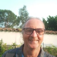 La maison de PHILIPPE et GENEVIEVE est une maison familiale avec jardin , piscine et vue dégagée.