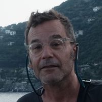 Casa de pueblo antigua, cómoda y plácida, en una calle con seis vecinos.