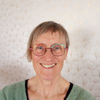 La maison de Nicole: environnement calme, 35km de Brest, 50 km des monts d'Arrée, 15km des plages du nord Finistère: keremma, kerlouan,site de Meneham. Maison en ville de Lesneven, 10mn à pied du centre ville, tous commerces. Beau marché le lundi matin et vendredi matin. Maison avec jardin aménagé, terrasse, potager.