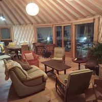 Yourte contemporaine et parc de loisirs...!!