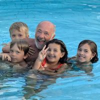 La maison de Serge avec sa piscine et son tennis
