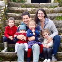 Maison en pierres dans un écrin de verdure