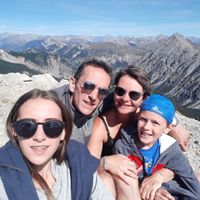 Maison au coeur d'un joli village normand, grand séjour et cuisine, 3 chambres lit double réparties sur 2 étages + salle de jeux. Grand jardin, barbecue et salon de jardin. Poules à nourrir (ouf pas de coq). Toutes commodités accessible à pied boulangerie, superette, pharmacie et quelques commerces. Cours de tennis, air de jeux, pétanque, stade, rivière. Village typique situé à 25 minutes de Rouen, 45 minutes de la mer et 1h30 de Paris