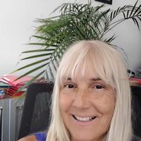 Maison de charme à Hyères avec piscine et vue sur les îles.