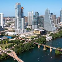 Condo in the heart of downtown Austin.  Huge balcony.  Digital nomad setup.  Walk everywhere!