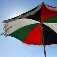 Super-cute 2 bedroom Byron Bay fibro shack in walking distance to the beach & a big backyard.