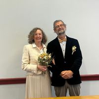 Maison en bois, sur 2 niveaux et toiture végétalisée. une halte entre nature et culture