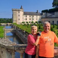 nous avons 3 chambres privées à l'étage de notre maison avec 1 sdbain et WC privé.