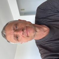 Maison contemporaine dans une ancienne grange, qui offre la tranquillité d’un grand terrain arboré.