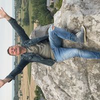 Dans une maison entourée d'espace et de verdure