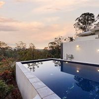 Luxurious hinterland villa with heated pool on the sunny Gold Coast, 20 mins to beaches and theme parks