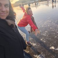 La chambre privée d'Angela et Laure dans un appartement chaleureux au pied du métro.