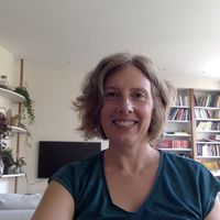 Superbe  et vaste appartement lumineux dans passage couvert typiquement parisien.