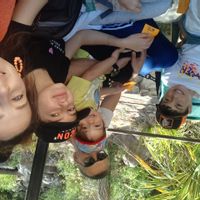 Maison familiale entre soleil et lumière.