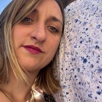 Rénovée en 2021,elle est composée de 5 pièces sur 3 niveaux, d’une terrasse et d’un jardin clôturé.