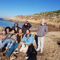 Maison de paille et de terre en petite montagne