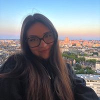 C’est une chambre avec chauffage et une télé dans la chambre, avec internet