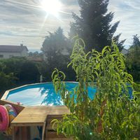 La maison de Evelyne est située à 5 min du centre ville à pied où vous trouverez toutes les commodités : épicerie commerces alimentaires , musée de la céramique, restaurants....dans un environnement calme verdoyant et sympathique. La maison donne sur un jardin calme avec piscine.