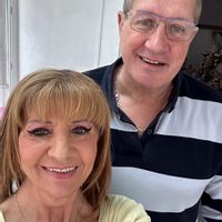 L'appartement du château se situe dans un bourg de 1593hab à Alzonne. La commune autrefois fortifiée est entourée du Canal du midi, de la Vernassonne, du Fresquel, du ruisseau du Rebenty et du Reboulidou et par divers petits cours d'eau. La commune possède un patrimoine naturel remarquable Natura 2000 (la vallée du lampy). Alzonne est situé entre Carcassonne connu pour son célèbre château, le lac Saint-Férréol mais aussi Castelnaudary connu pour sa célèbre fête du cassoulet et bien d'autres villages attractifs ou sites de randonnées. Soit tout près des sites touristiques mais avec la tranquillité d'un village paisible, idéal pour se ressourcer.